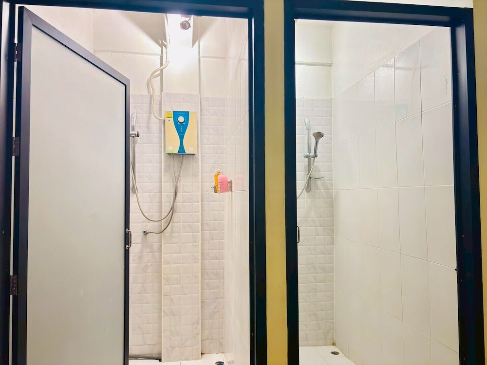 Sukhum Charoen Krung Tak-Sin bridge guest house