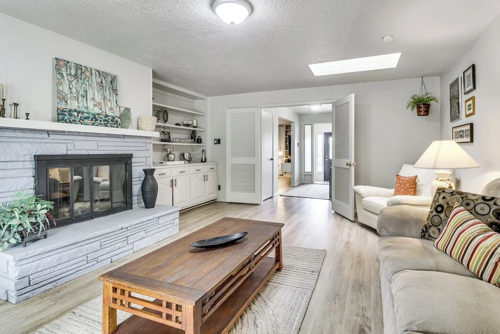 Walk to Unm! Quiet Extended Escape w/ Patio