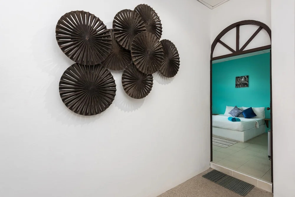 Castaway Guesthouse Hostel and Bar