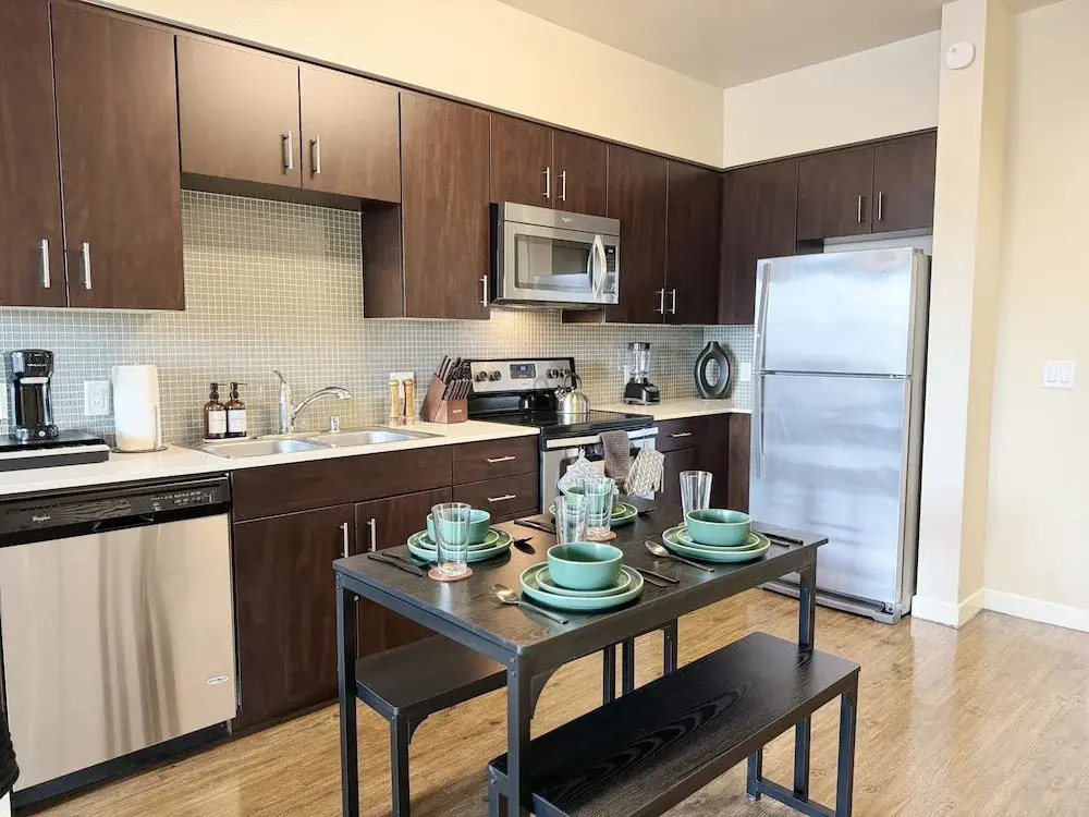 Beautiful 1 BR in LA Gym Pool 10mins to Cedar