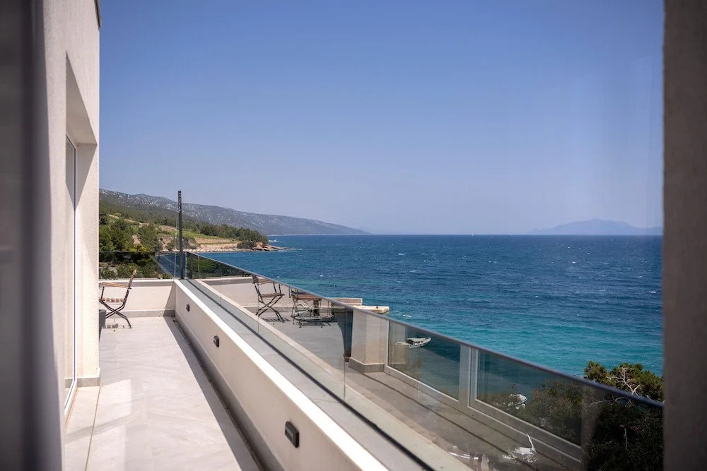 Exclusive Seafront Suites with hot tub