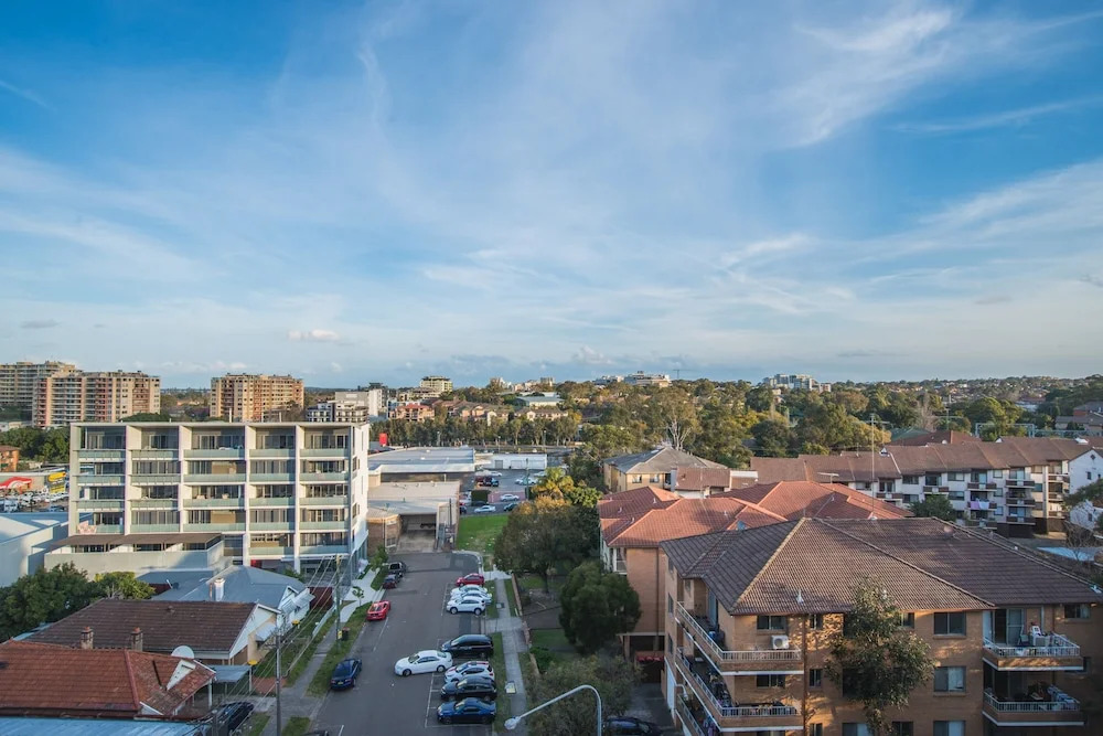 Convenient Rockdale Apartment Next To Station & Beach