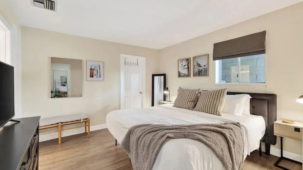 Riverfront Rhythm by Avantstay Shared Pool + Balcony + River Views Walk to Broadway + Germantown
