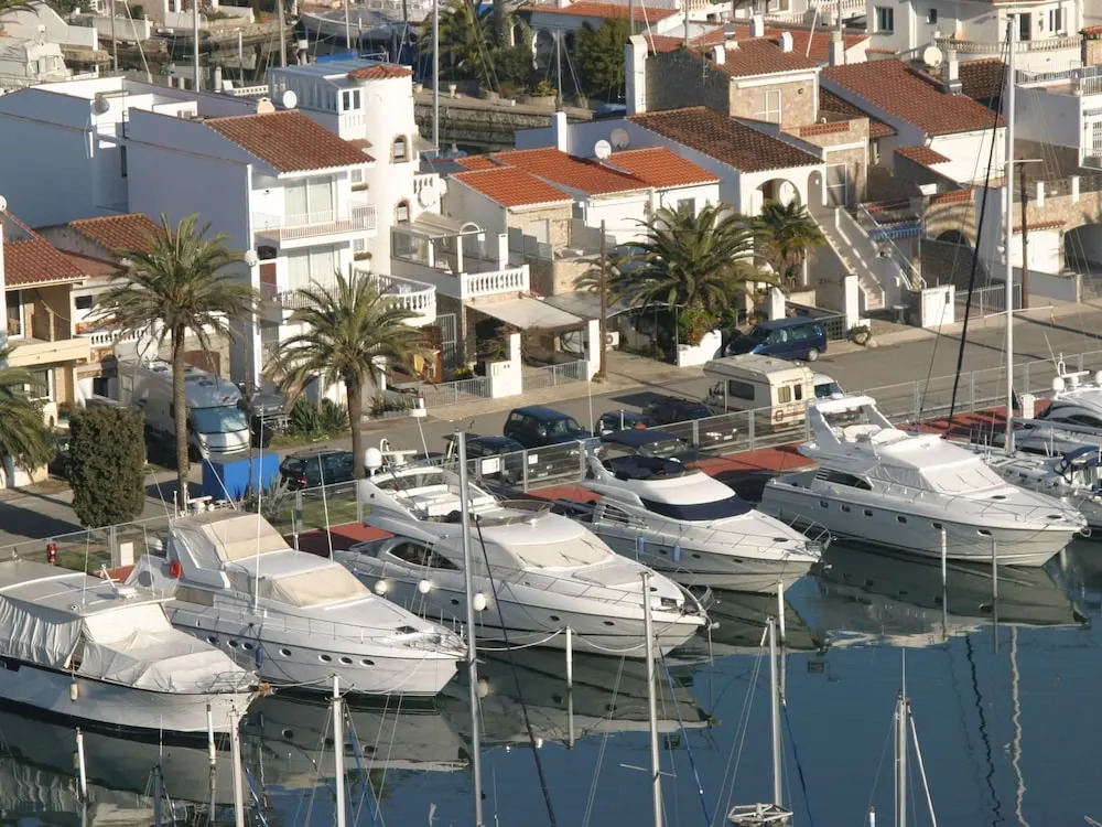 holiday house in Empuriabrava with private pool and mooring