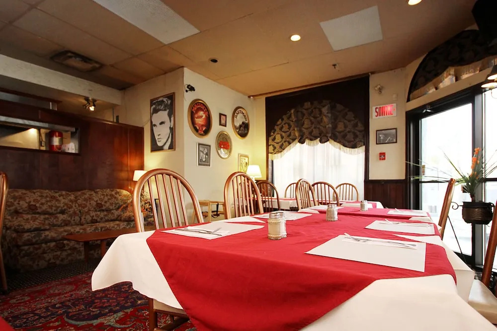 Hotel Champ de Mars Montreal