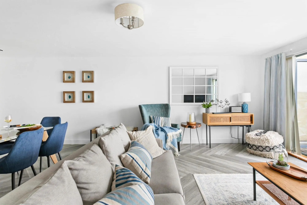 A7 Masts - Striking beachside apartment with beautiful sea views, private balcony and secure parking