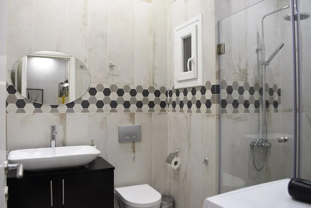 Alpinia Deluxe Apt Must