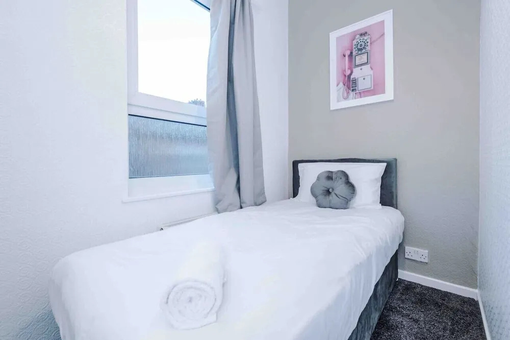 Comfy Four Bedroom House with parking