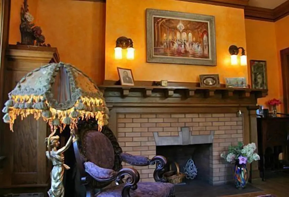 The Brumder Mansion
