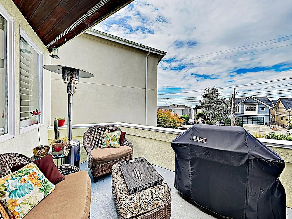 New Listing! Chic Alki Beach W/ Bay Views 4 Bedroom Home