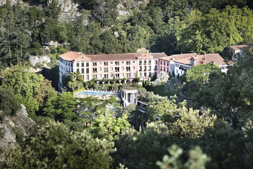 Les Pyrénées - le Grand Hôtel & le Château