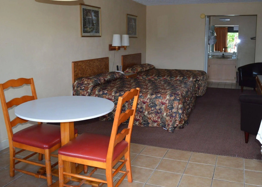 Tarpon Shores Inn