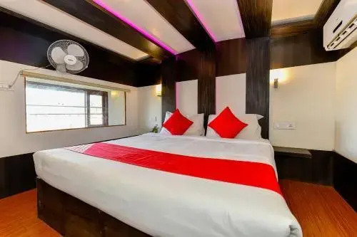 Oyo 25105 Houseboat Luxury Sharing Water Cruise