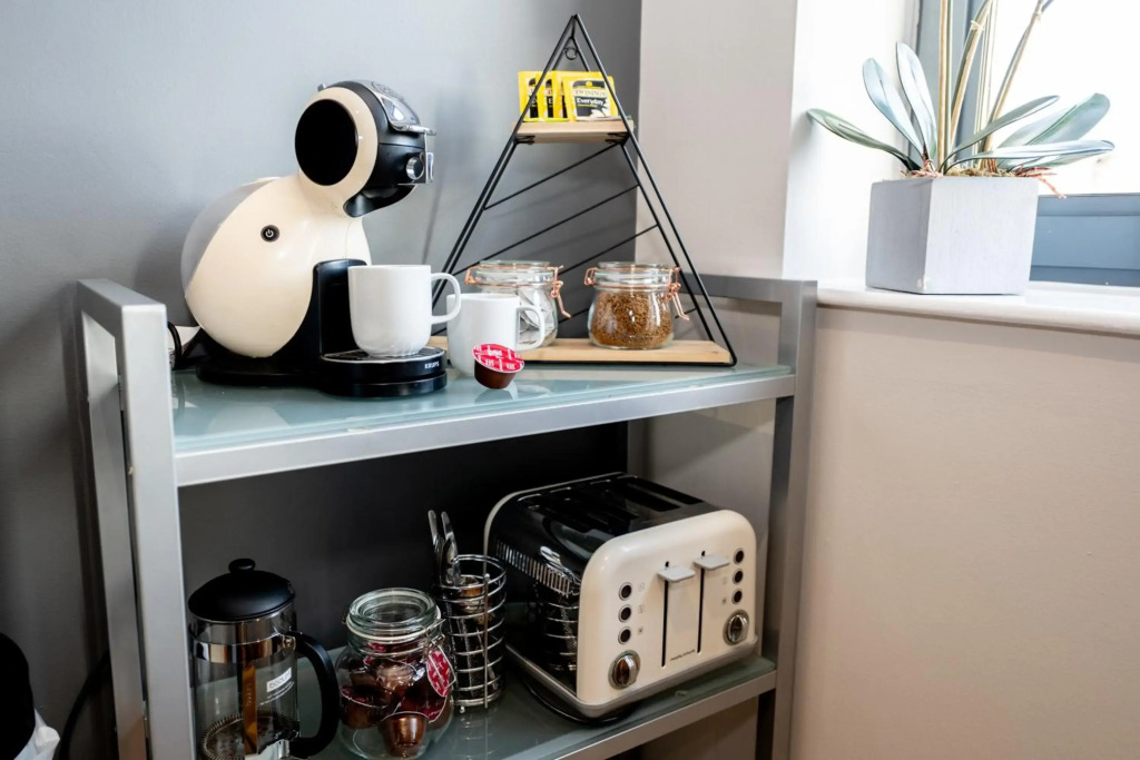Modern City Centre Studio Apartment - West One with FREE WIFI, GYM ACCESS, NETFLIX