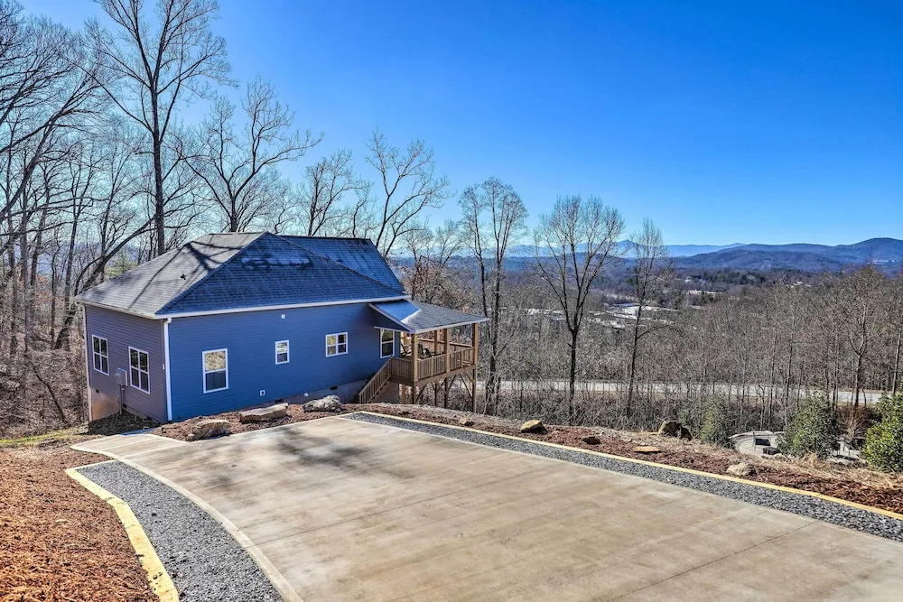 Mtn Views, Walkable Location: Asheville Retreat
