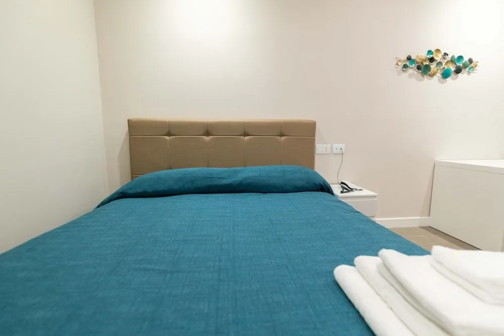 8 Rooms Hotel