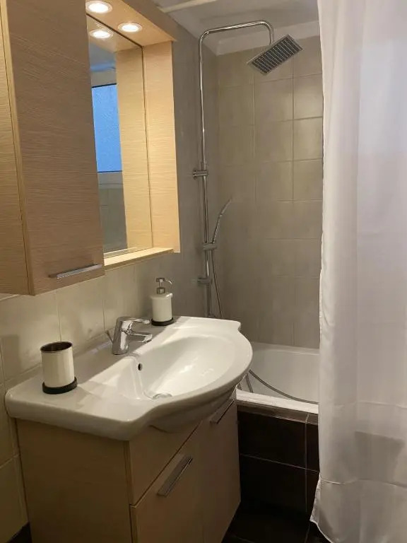 Elegant Glyfada Apartment-private Garden-Near METRO