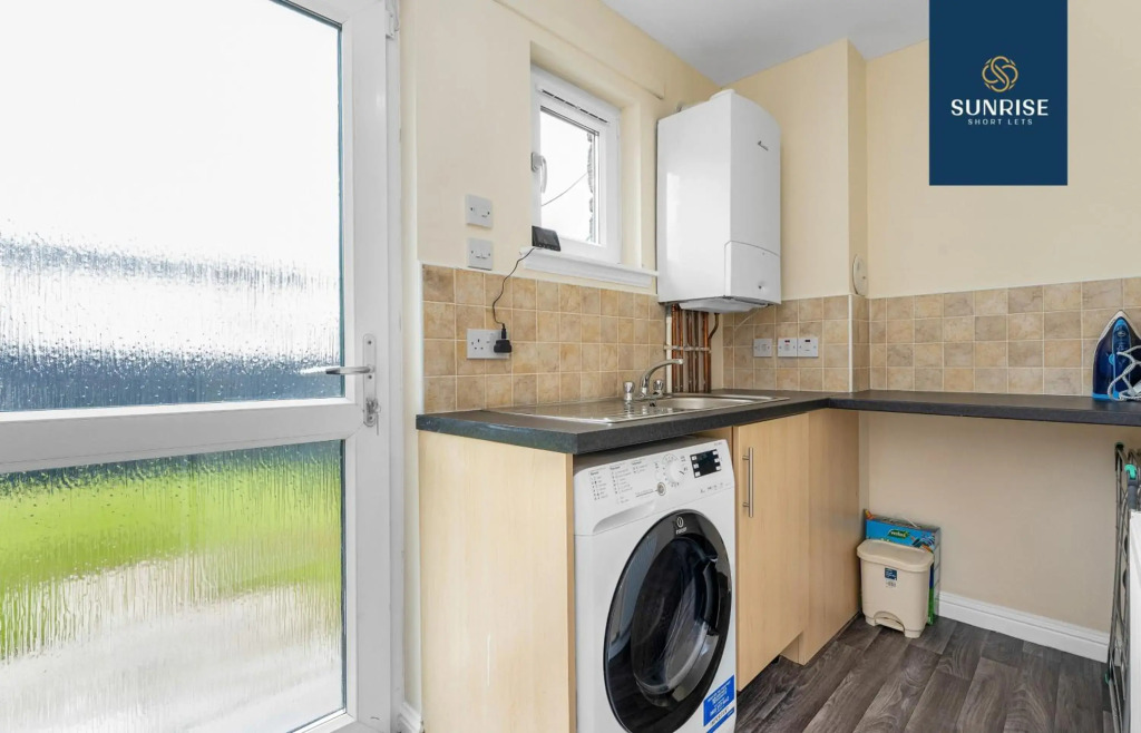 The Townhouse - 4 Rooms Large Beds with TV's, Poker Table, Fully Equipped, Easy Ring-Road Access