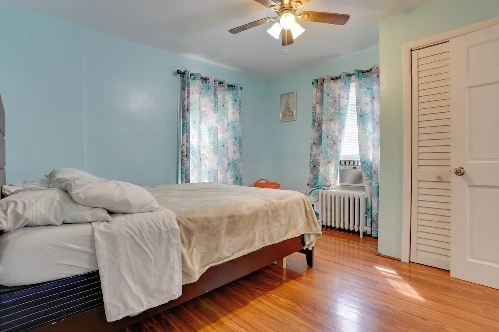 8 Mi to Metlife Stadium: Pet-friendly Home w/ Yard