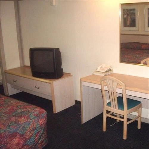 Super 7 Inn & Suites Saginaw