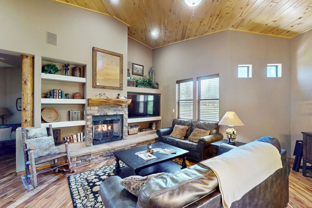 3BR Home Close to Golf, Hiking & Lakes - Dogs OK