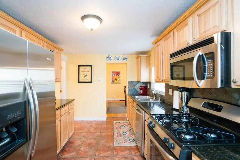 Artisan Victorian Spacious Backyard Great Location