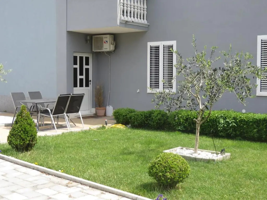 Banić Apartments with pool