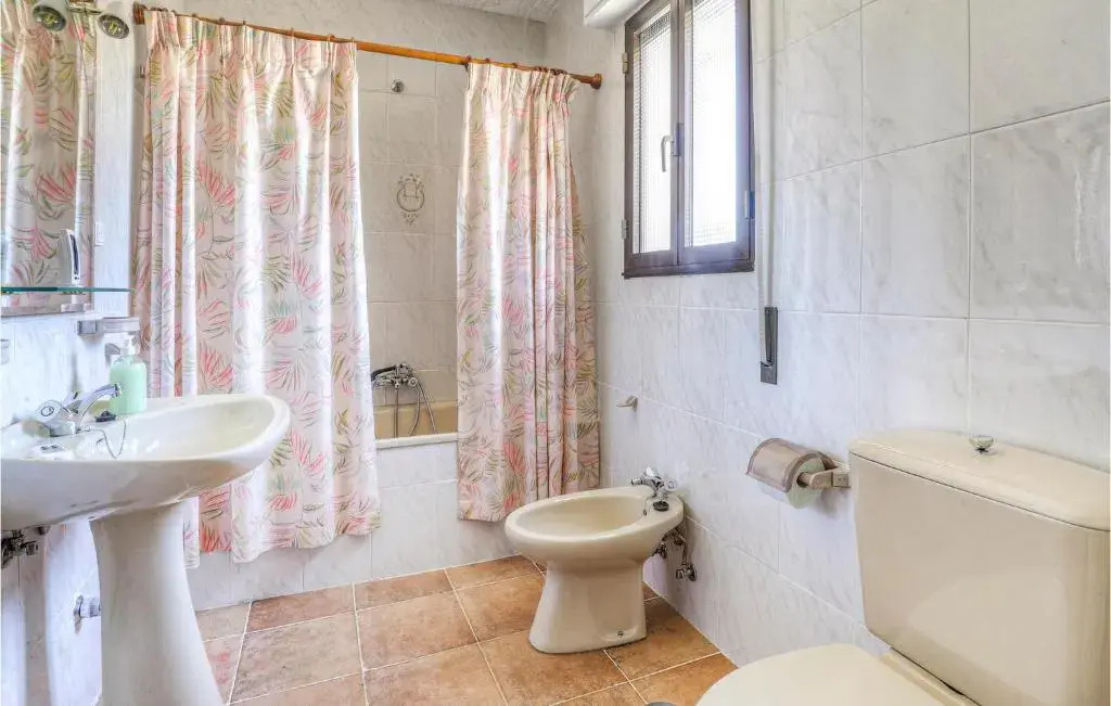 Awesome home in Navarredonda de Gredos with WiFi and 3 Bedrooms