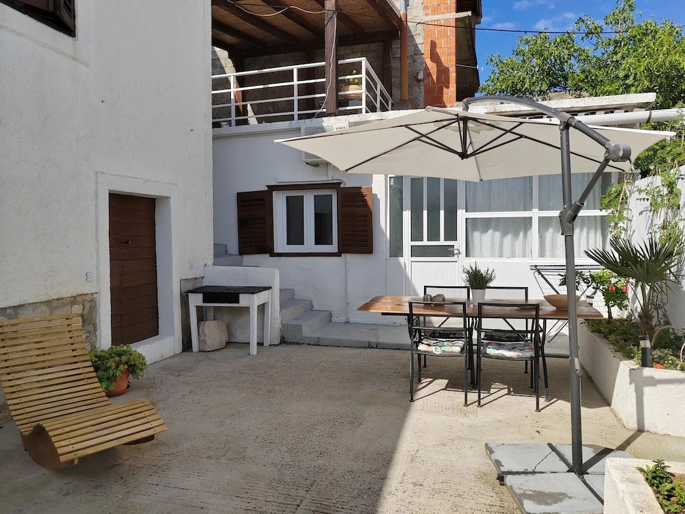 Stunning 2-bed House in Jezera With Sea Views