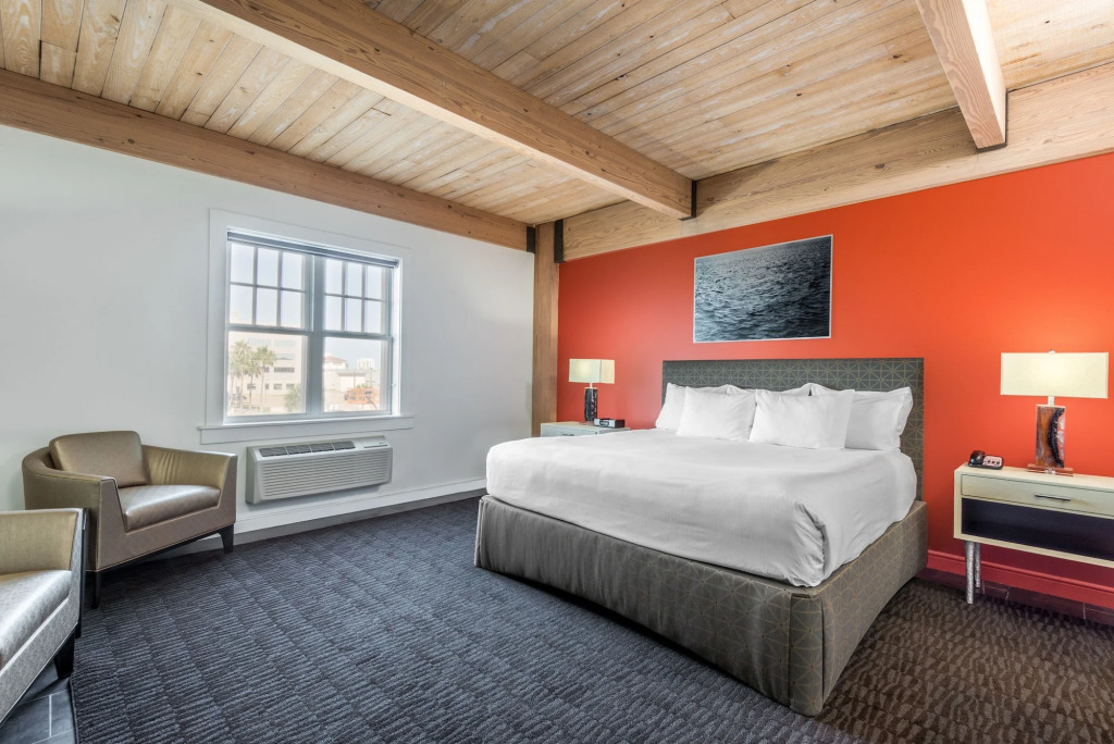 Harbor House Hotel and Marina at Pier 21