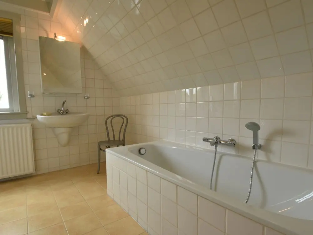 Family Home With Lush Garden and Games Room in the Heart of Artists' Town Bergen
