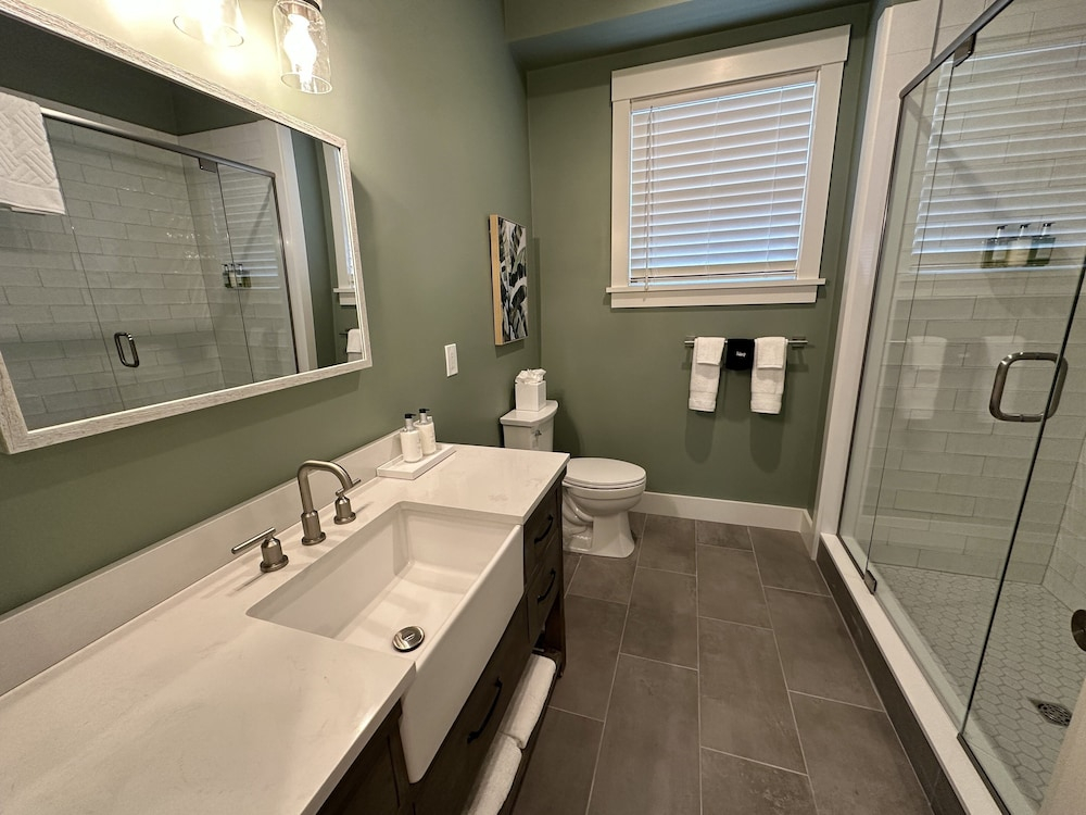 Brand New! 2 Bed W/ Private Deck 2 Bedroom Apts
