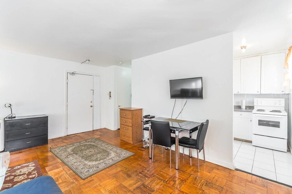 Magnificent Studio at Leaside -10 Mins to Downtown