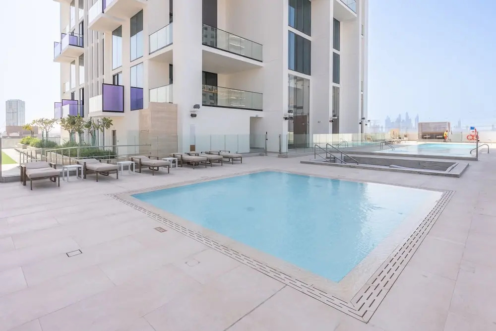 Vibrant 1-bedroom in JVC Sleeps 4 With Balcony