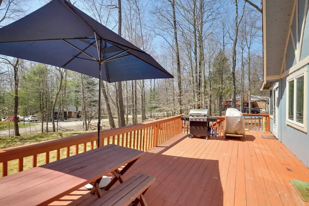 Walk to Beach: Pocono Lake Cabin w/ Pool Access!
