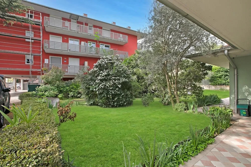 Saras Garden Home