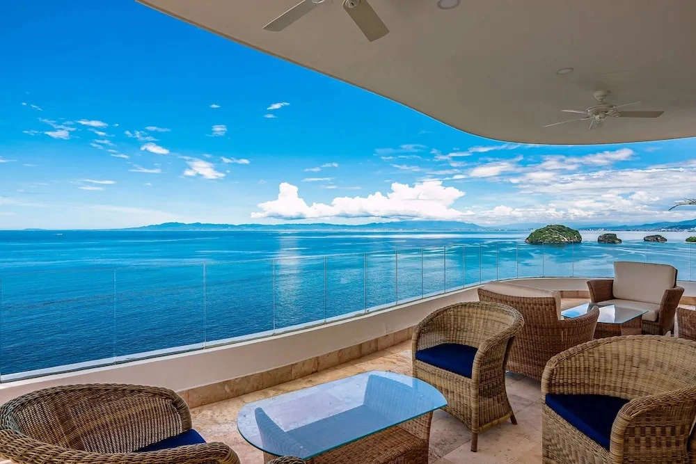 Luxurious 6th-floor Condo With Pool, Oceanfront Balcony & Water View