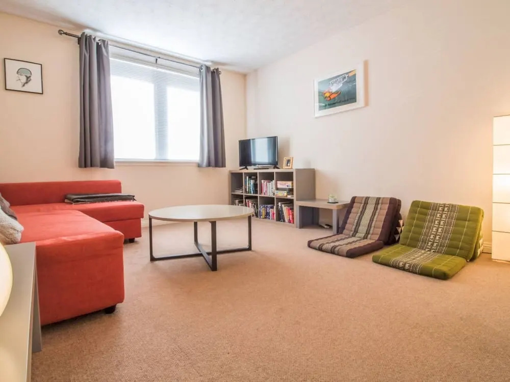 Spacious Canal side Apartment With Free Parking