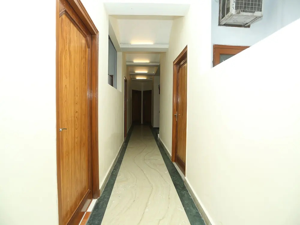 OYO 18273 Hotel Basera