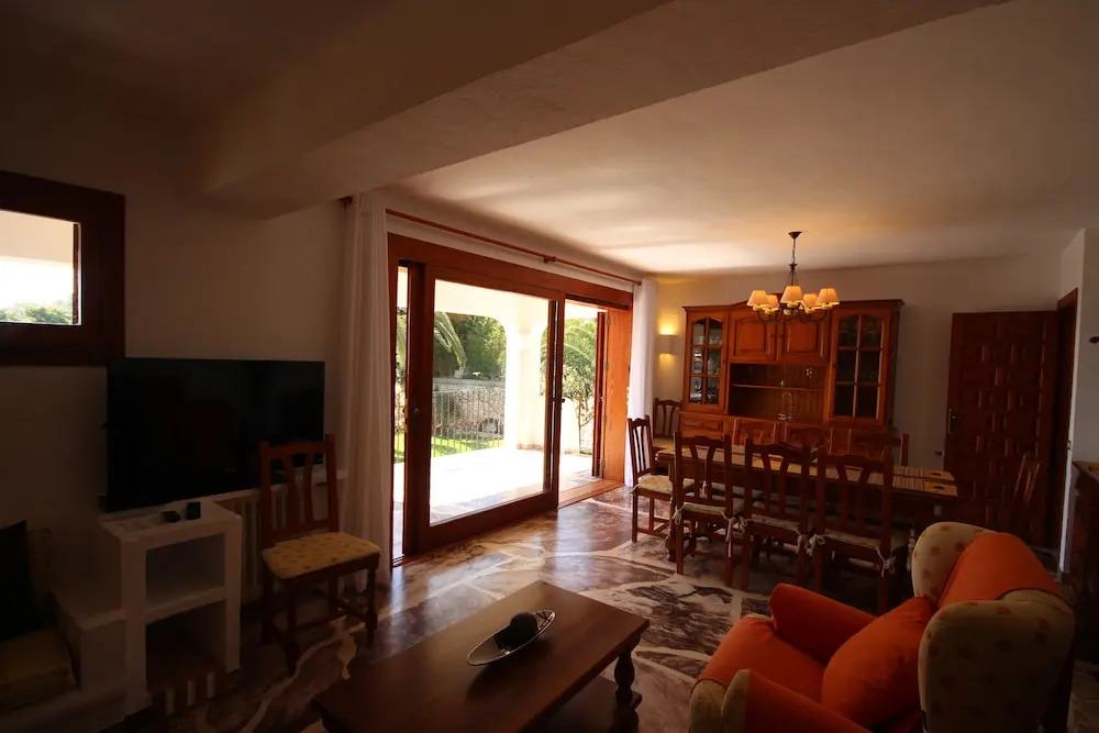 Only 100m to the Beach! Spacious Villa With Private Pool - 12 People
