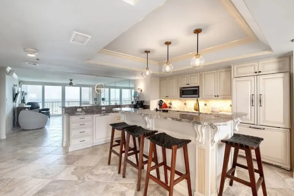 New Smyrna Beachfront Modern 9th Floor Condo Pool Hot Tub