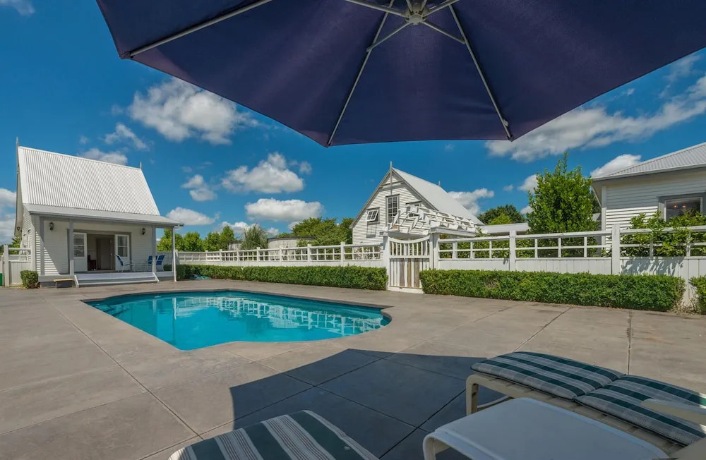 Magnificent Karaka Estate with Swimming Pool