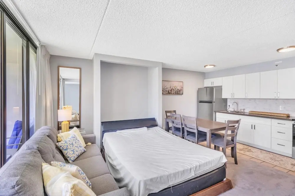 Renovated Waikiki Banyan Condo w/ Pool View, Free parking