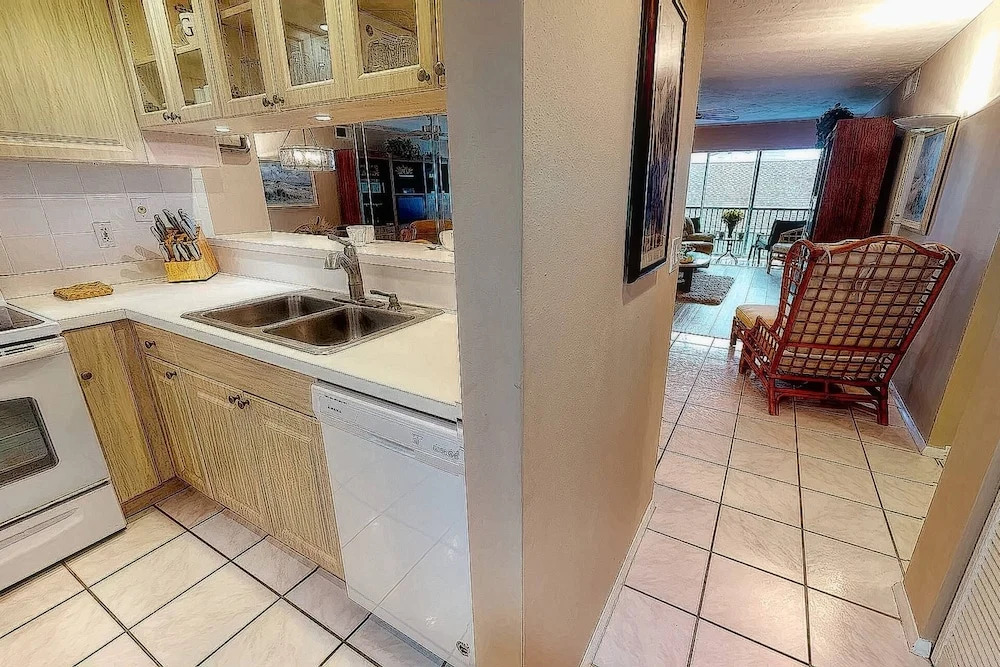 Bay Oaks, 4th Floor Corner - Elevator
