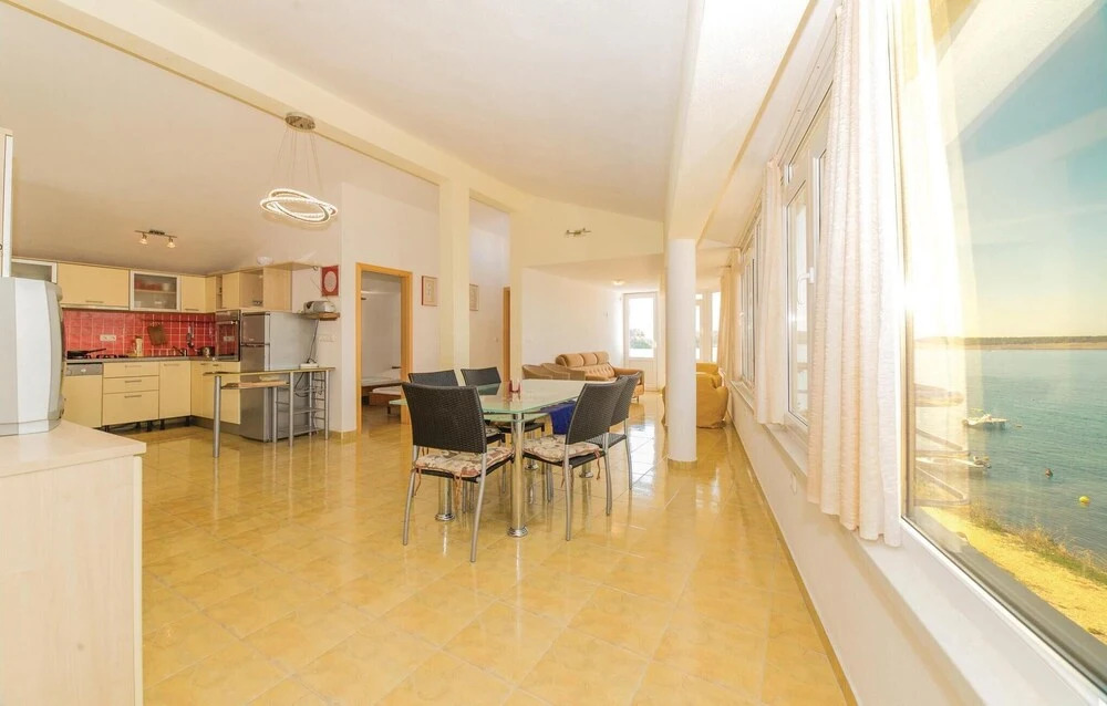 2 Bedroom Stunning Home In Povljana