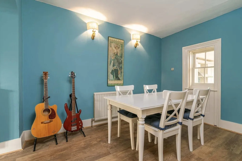 Marvelous 3BR Kennington House w Garden by GuestReady