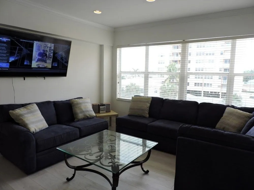 Windwood Beachside 303 on Hollywood Beach 3/2 for 8 Pool