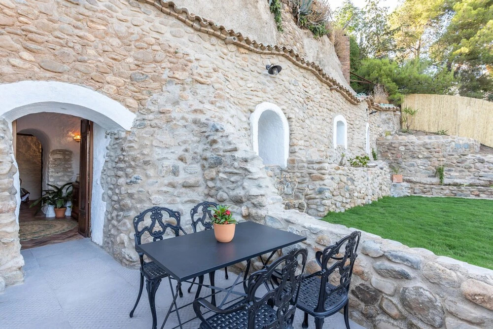 Traditional Cave House with swimming pool near to city center. Cueva del Cadí
