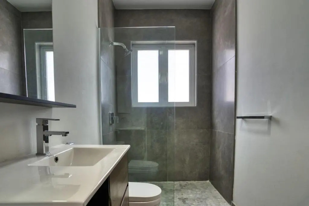 Grand Modern Villa 6-bedroom! Brand New! Heated Jacuzzi!