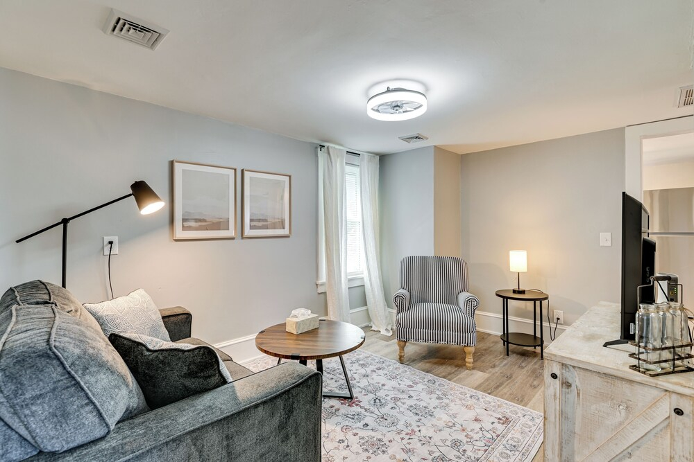 4 Mi to Waterfront: 2-unit Combo in Kingston!